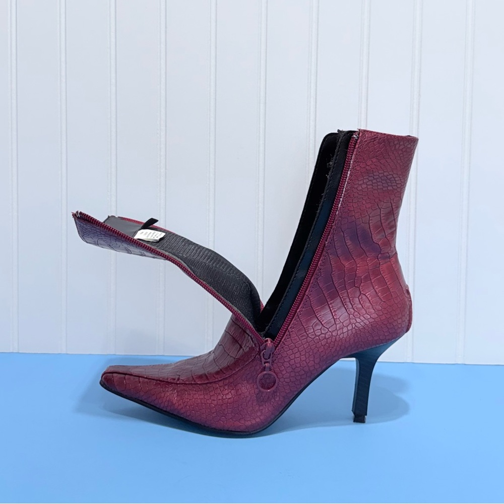 COVERGIRL Red Crocodile-Patterned Heeled bootie Size 6.5 - Picture 5 of 17
